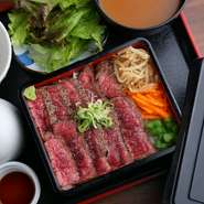 『黒毛和牛のひつまぶし』などランチメニューも充実。テイクアウトもあり、幅広いシーンで重宝します。
