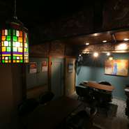 築100年余りの古民家を改装した2階に食空間が広がり、階段を上がると、久しぶりに実家に帰ってきたような温かさと和み感。時をさかのぼるような心地よい非日常感の中、気構えなしでご馳走の数々を満喫できます。