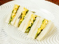 かぼちゃと豆腐でつくった“タマゴ”。フワフワのパンに挟んで完成させた、見た目も食感もタマゴサンドそっくりです。感動が口の中いっぱいに広がる、手間暇かけた一品。