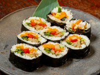 野菜は、単体で食べてもおいしいようにぞれぞれ調理してから使用。ピロール米と有明産の高級海苔で、一本ずつ丁寧に巻き上げています。彩りが良くテイクアウトにも人気。