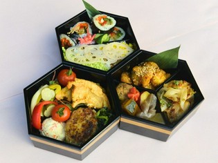 野菜の焚き合わせや揚げ物を詰めたヴィーガン料理の『三段弁当』