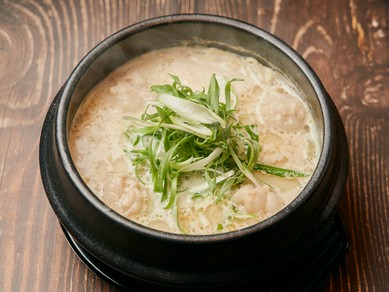 コク旨。定番の一杯『ホルモンラーメン　白』