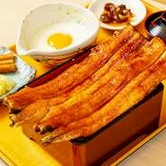 重箱からはみ出すほどのうなぎが2尾。とろろは、ご飯にかけることで最後までスルスルッと食べられます。肝焼きもセットになっているのは、このメニューだけ。
※お新香・お味噌汁・肝・とろろ付