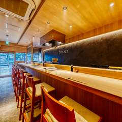 店内はうなぎの寝床のように細く長い