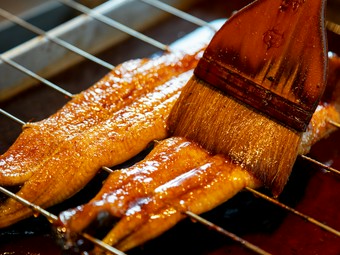 うなぎを扱う際の無駄のない動きは修業の賜物