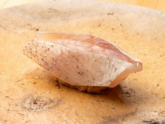 丁寧な職人技が光る『小鯛昆布締め』