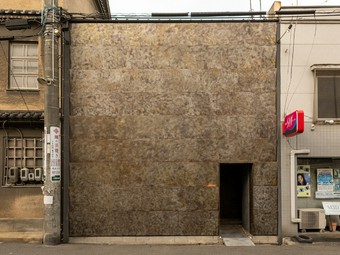 完全予約制。カウンターで寿司を粋に楽しむ、非日常時間