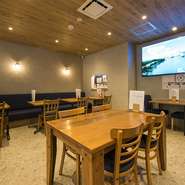 広島市中区大手町、食から人々の未来を考えるお店。店内は木目を基調に、目に優しい青をアクセントとして取り入れたナチュラルな雰囲気。心落ち着く空間で、自然なままのおいしさにこだわった料理を味わえます。
