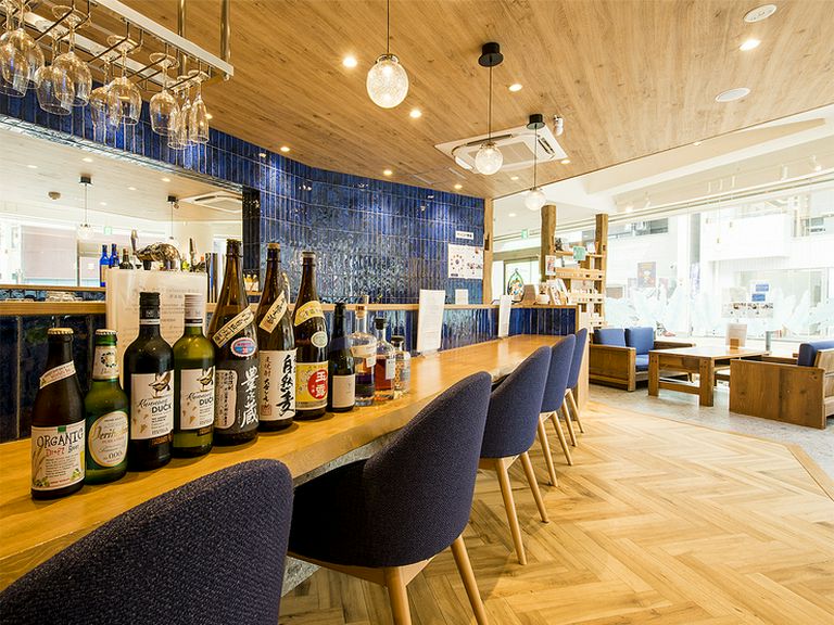 カウンターで優雅な一時。ドリンクもお店ならではのラインナップ