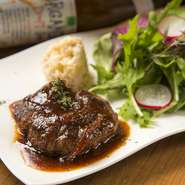 放牧黒毛和牛と無投薬豚を店内で配合した、ゴロっとお肉の存在感が楽しいハンバーグは、店長自慢の逸品。引き締まったお肉は、自家製麹とオーガニックケチャップで作ったソースとの相性が抜群です