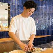 落ち着いたお店のカラーに合わせて、接客面でもリラックスできるような雰囲気づくりを意識。まるで自宅を思わせるくつろぎの一時を、人々に提供しています。
