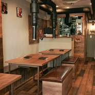 あえてラフさを残したヴィンテージ感溢れる内装は、料理長こだわりのブルックリンスタイル。七輪のスマートな見た目など細部までこだわっているため、スタイリッシュに、そしてカジュアルに食事が楽しめます。