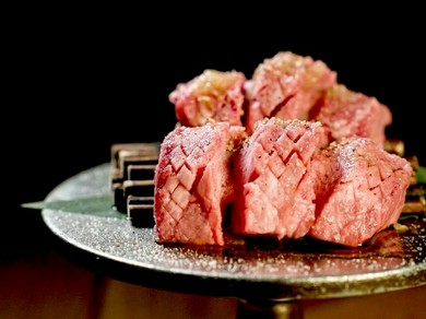 濃厚な味わいが贅沢に楽しめる『珠玉のリブキャップとフォアグラすき焼き～スキレット卵付き～』