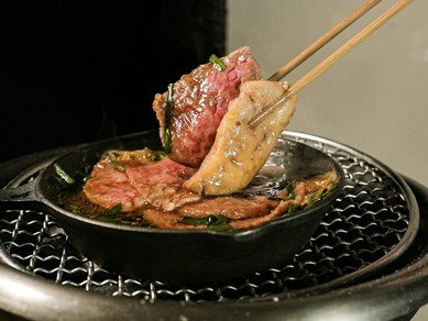 珠玉の霜降りとフォアグラのすき焼き── 焼肉の延長で楽しむ、すき焼きの再解釈