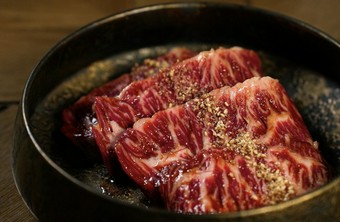 “噂”の厚切りタン── 焼肉屋としての信頼を支える一皿