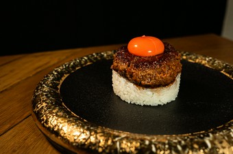 柔らかな食感と、閉じ込められた旨みが絶品『“究極”のレアバーグ丼』
