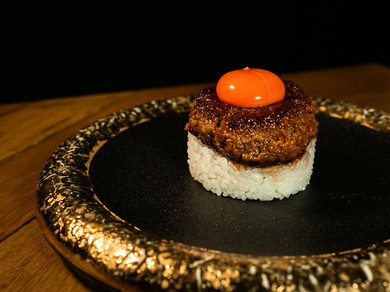 柔らかな食感と、閉じ込められた旨みが絶品『“究極”のレアバーグ丼』