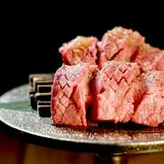 ニューヨークスタイルの一品！見た目も美しい『ロッシーニ丼』