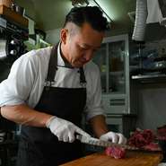 些細な部分にもこだわって厳選した肉の塊を、捌く前にゲストにも直接見てもらうようにしているそうです。部位ごとの味の違いや最適な食べ方を丁寧に解説することで、五感を使って焼肉を楽しんでもらっています。