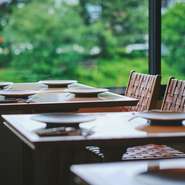 眺めているだけでも思わず笑みがこぼれる、インテリアや食器。ゲストが「こんな暮らしがしてみたい」と感じるような、心配りと温かさを感じる空間が魅力です。一日を通して、訪れる度に新しい楽しみが広がります。