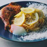 鶏肉は炭焼きする前に一度低温のオイルでゆっくり火を通し、ホロホロに仕上げています。カルボナーラには、京都小麦を練り上げたクラフトパスタを使用。自家製塩レモンを効かせたチーズソースが絶品です。
