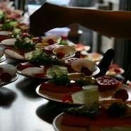 「おいしい料理や飲み物を提供することはもちろん、それを楽しんでいただける時間を用意できるよう努めています」と話す小池さん。ゲストが贅沢な体験を紡ぎ出す瞬間を、そっとサポートしています。

