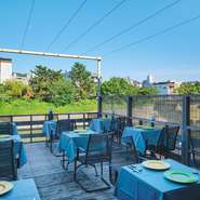 「日常に少しの贅沢を」をコンセプトにした、オールデイダイニングレストラン。1日のそれぞれの時間にふさわしい料理やもてなしで楽しませてくれます。鴨川の風を感じながら過ごせる、季節限定の川床も話題。