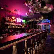 次世代ライフスタイルホテル【sequence MIYASHITA PARK】最上階。渋谷の街を見下ろしながら、タイムトリップ気分で非日常の時間にどっぷり「SOAK（浸る）」できる、個性的かつスタイリッシュなお店が【SOAK】です。