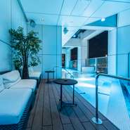 【SOAK】で目につくのは、なんといってもルーフトップテラスのオープンウォーター。ライトアップされた水盤は温水で、季節によっては足浴や水遊びも楽しめます。新鋭の音響設備も完備で、週末にはDJ生ライブも開催。