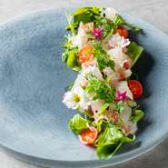 国籍や人種、世代や文化を超えて混ざり合う「ミックスカルチャー」をテーマに、ヴィジュアルにも味にもこだわったジャパニーズイノベーティブ料理を提供。こだわり女子も大満足の素敵な時間が過ごせます。