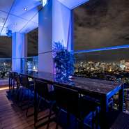 バーテンダーも在籍していて、本格的なオリジナルカクテルもオーダー可能。グラスにもこだわって提供されるクオリティの高いアルコールドリンクを片手に、二人だけの時間に浸ってみてはいかが。