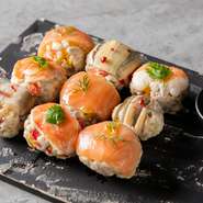 京都で舞妓に愛されてきた『手毬寿司』を、イタリアンの定番『インサラータ ディ リゾ（お米のサラダ）』風にアレンジしたオリジナル前菜。炊いた大麦・オルツォにパプリカやエシャロット、新鮮魚介を添えました。