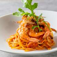 イタリアンの定番『アラビアータ』に、中華のエッセンスを加えて新解釈。本格トマトソースに最高級とされる「天使の海老」とスイートチリソースを合わせれば、『エビチリ』風新感覚パスタの完成です。