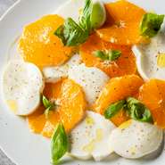 多国籍に加え、国内各地のさまざまなカルチャーもミックスするのが【SOAK】流。カプレーゼには旬の温州みかんを使用し、日本の美しい四季を感じられる一皿に。季節の移ろいとともに、国産フルーツが変化します。