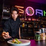 近未来をテーマに据えたスタイリッシュな店内空間にあわせ、非日常を演出するワンランク上のサービスを提供。究極にソフィスティケイトされた店内のムードに、まるで海外にいるような錯覚すら覚えます。