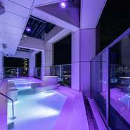 美しくライトアップされた水盤の向こうに、街並みがきらめくテラスは、都会の一等席。どこまでも開放的な雰囲気のなかで、ハイクオリティなドリンクやフードを楽しめます。春夏は水着着用での水遊びもOK。