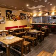 一人での食事を楽しみたい方には、ぴったり。カウンター席に座れば、店長が丁寧にお好み焼きを焼き上げる様子を目の前で見ることができます。日常の喧騒から離れ、ゆったりとした時間を過ごすことができるお店です。