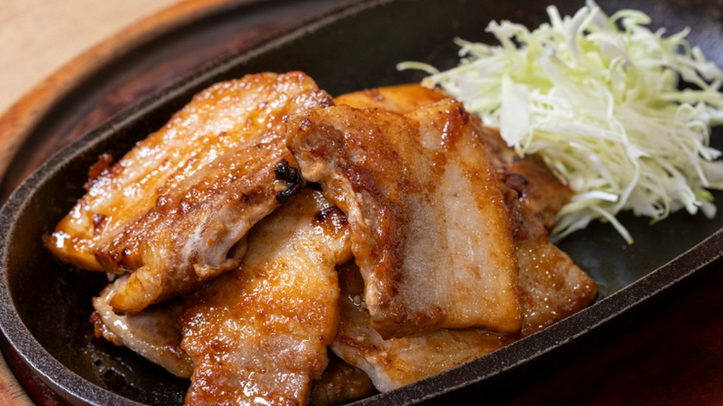 味噌だれが肉の旨みを引き立て、一度食べたら忘れられない味になる『厚切り豚バラ肉の特製味噌だれ焼』