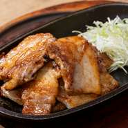 厚切りにすることで豚肉本来のジューシーさを保ちつつ、味噌だれとの絶妙なバランスを堪能。豚肉の甘みを引き出しながら、香ばしく焼き上げます。口に入れた瞬間、味噌だれの風味が一気に広がる一皿。