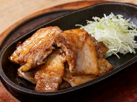 味噌だれが肉の旨みを引き立て、一度食べたら忘れられない味になる『厚切り豚バラ肉の特製味噌だれ焼』