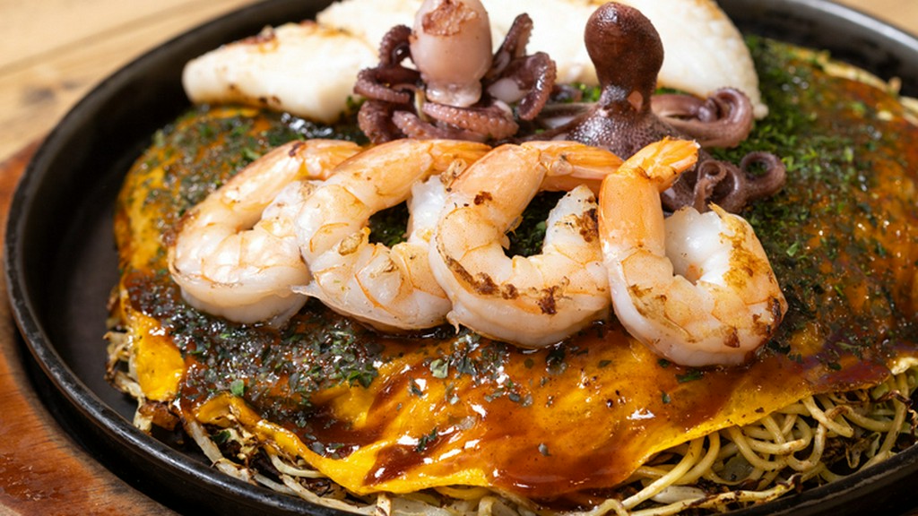 キャベツのふんわり感とジューシーなバラ肉、ソースの香ばしさが食欲をそそる『デラックス肉玉そば入り』