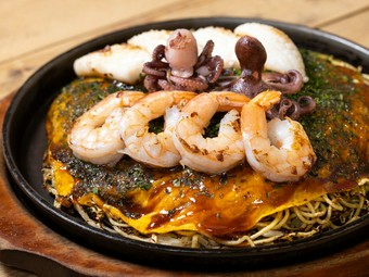 キャベツのふんわり感とジューシーなバラ肉、ソースの香ばしさが食欲をそそる『デラックス肉玉そば入り』