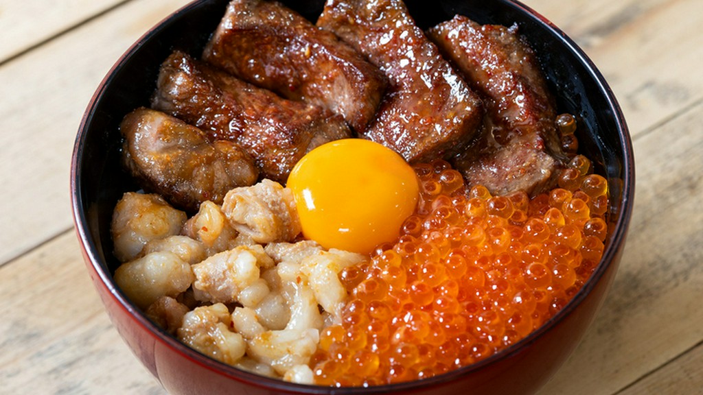 A5和牛と新鮮なイクラを一度にガツンと食べられる『A5和牛ステーキ＆国産牛丸腸とイクラのスペシャル丼』