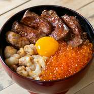 肉汁溢れるステーキ、プリプリ食感の丸腸、プチプチ弾けるイクラを一杯で楽しめる贅沢丼。自家製味噌だれで味付けした柔らかなA5和牛と、丁寧に下処理を施した国産丸腸、新鮮なイクラに箸が止まりません。