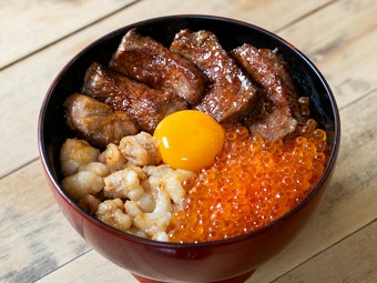 A5和牛と新鮮なイクラを一度にガツンと食べられる『A5和牛ステーキ＆国産牛丸腸とイクラのスペシャル丼』