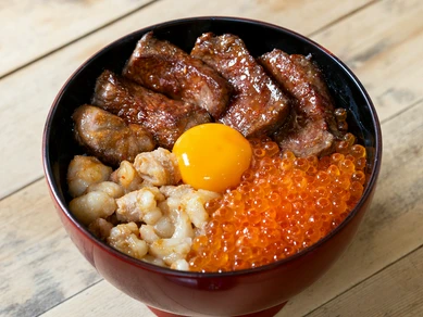 A5和牛と新鮮なイクラを一度にガツンと食べられる『A5和牛ステーキ＆国産牛丸腸とイクラのスペシャル丼』