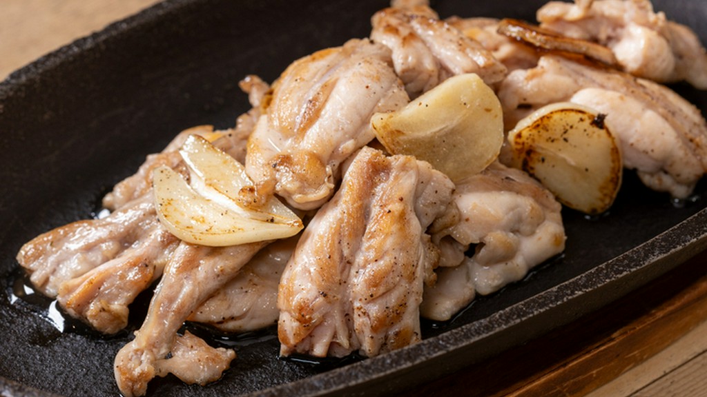 厚みが20mmもある一枚鉄板の上で調理を行う「鉄板焼」