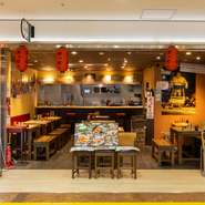 スタッフは温かな笑顔で、誰もがホッと一息つける空間を提供しています。仕事帰りに一人でゆっくり飲みたい方、休日デートで食事の場所を探しているカップル、友人や家族との楽しい時間を求めている方は、ぜひ。
