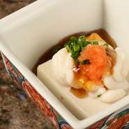 料理人自ら市場に足を運び、その日に仕入れた食材からメニューを組み立てる、『おまかせコース』が中心です。『握り』をはじめ新鮮な季節の魚介類を使った逸品は、料理人の匠の技が光る味わいばかり。
