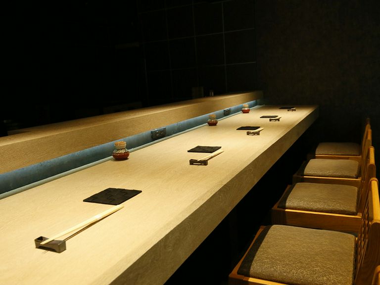 間接照明が美しいカウンター席で、ゆったり寛ぎのひと時